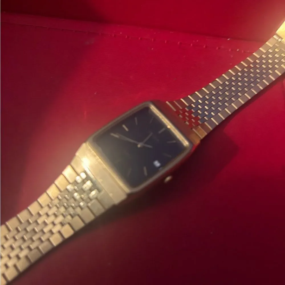 Vintage Pulsar By Seiko Gold Tone Date Watch with a sleek Black Dial